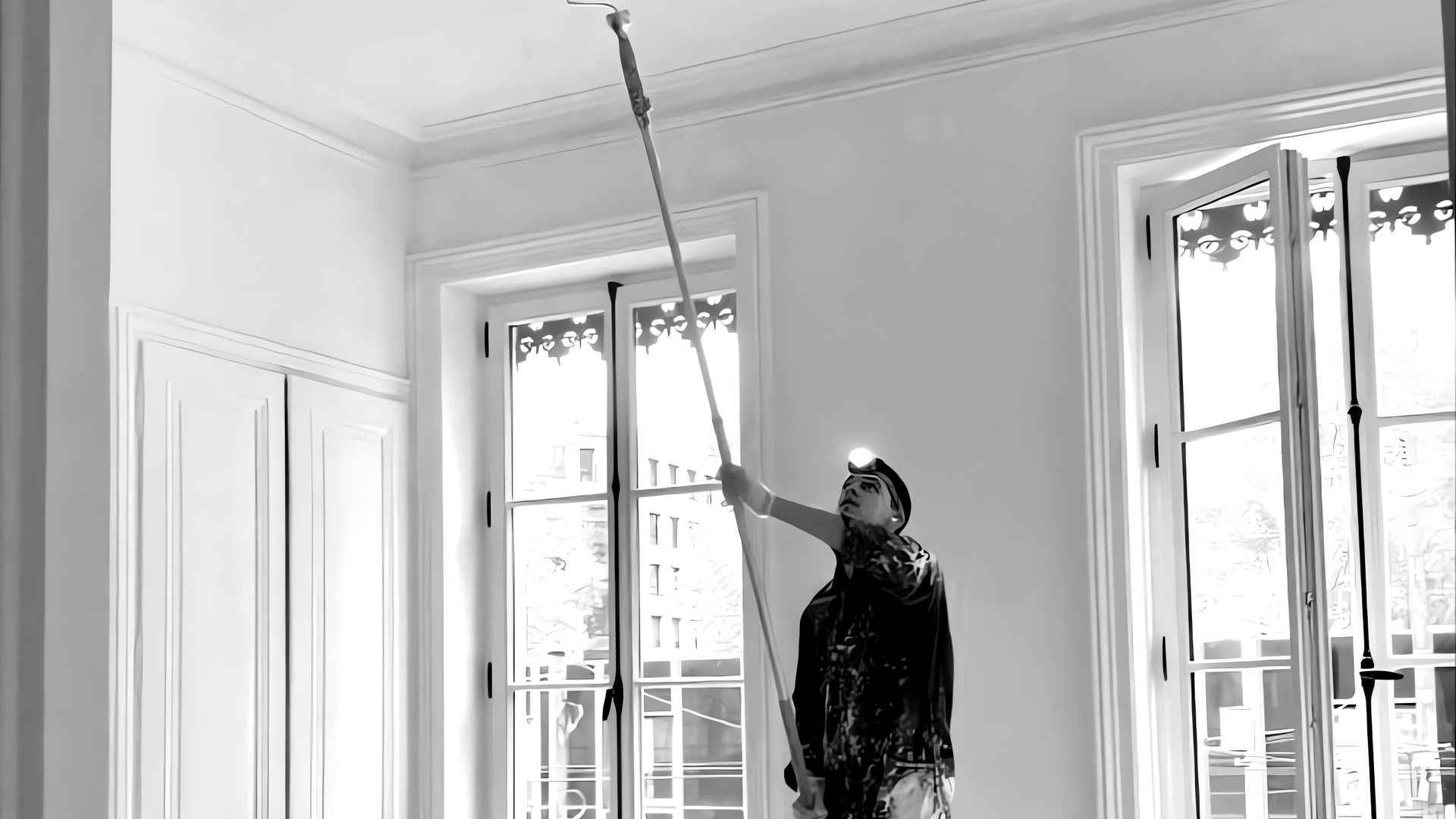 Peintre en bâtiment au travail dans un appartement lyonnais